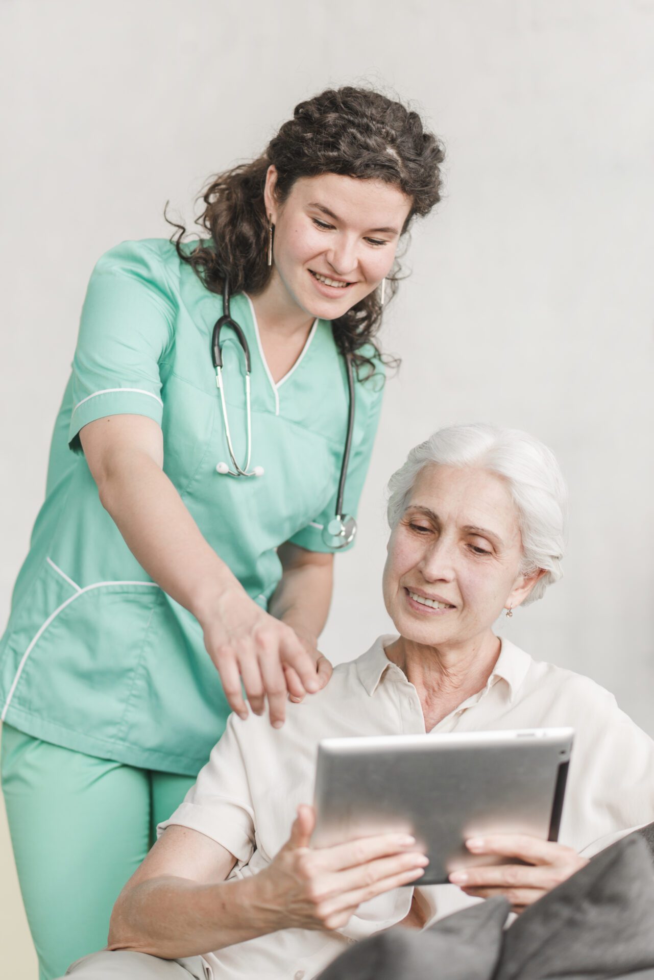 nurse-pointing-screen-showing-something-her-patient-digital-tablet